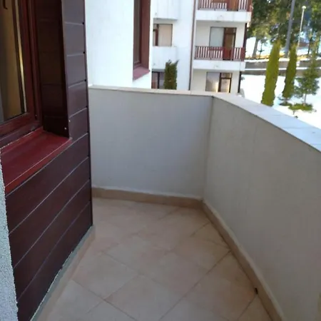 Flora - Clover Building Flat 09 *